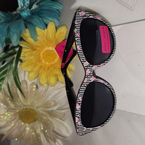 NWT BETSEY JOHNSON SUNGLASSES - Picture 2 of 6